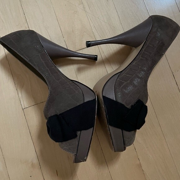 Adrienne Vittadini Collection Peep Toe Bow Leather Platform Pumps in Taupe 7.5 - Picture 10 of 16